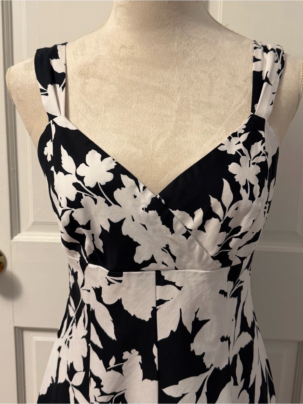 American Living 97% Cotton Black & White Floral V-Neck Sleeveless Dress, Size 6 - Picture 3 of 8